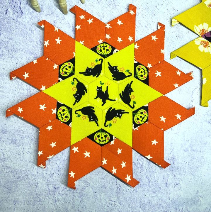A Halloween-themed star-shaped paper craft with pumpkins and bats.