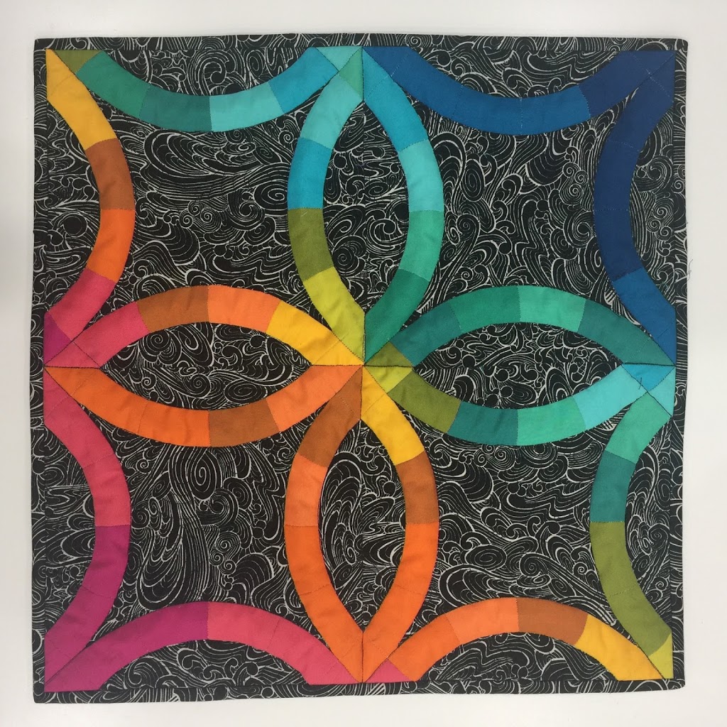 A picture of a quilt with the same pattern as it.